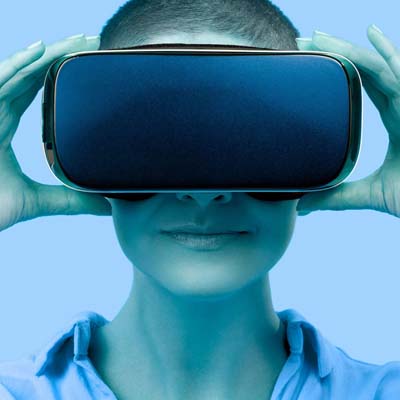 Junger Mann mit VR-Brille und Joystick in einer Virtual-Reality-Umgebung.