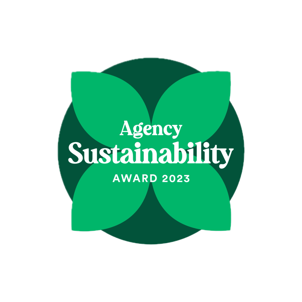 ตราสัญลักษณ์รางวัล Agency Sustainability Award 2023 โดดเด่นด้วยตัวอักษรสีขาวทั้งแบบมีเชิง (serif) และไม่มีเชิง (sans-serif) จัดวางอยู่ตรงกลางรูปทรงใบโคลเวอร์สี่แฉกสีเขียวสดใส โดยมีการออกแบบวางองค์ประกอบอยู่บนพื้นหลังวงกลมสีเขียวเข้มและกรอบพื้นหลังสีดำ