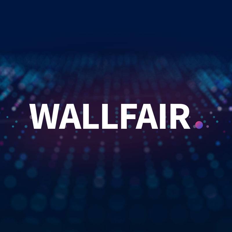 โลโก้ Wallfair เป็นตัวอักษรสีขาวหนาพร้อมจุดไล่ระดับสีม่วงและสีน้ำเงินที่ส่วนท้าย วางอยู่บนพื้นหลังสีน้ำเงินเข้มที่มีลวดลายแสงดิจิทัลแบบนามธรรม